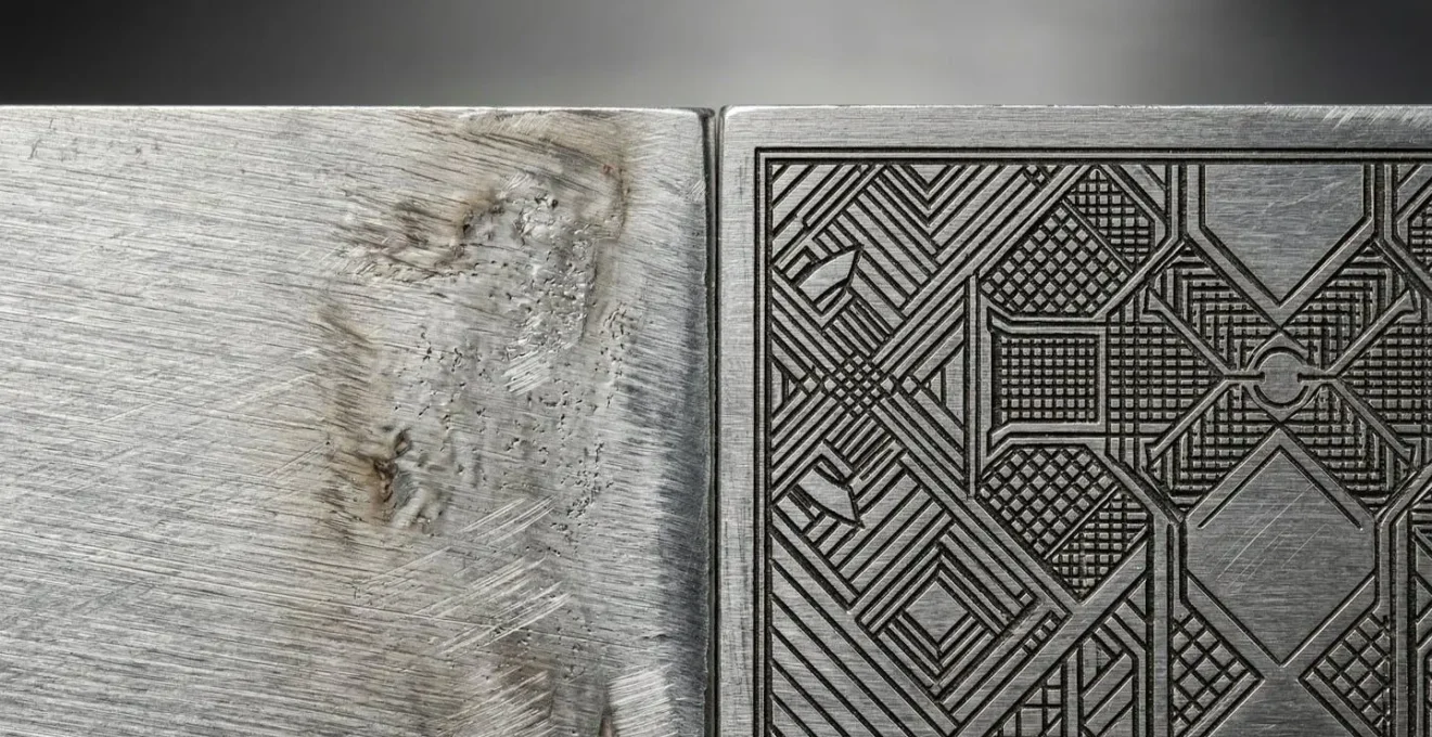 Comparaison visuelle du rendu d'un laser CO2 versus laser fibre sur une surface métallique