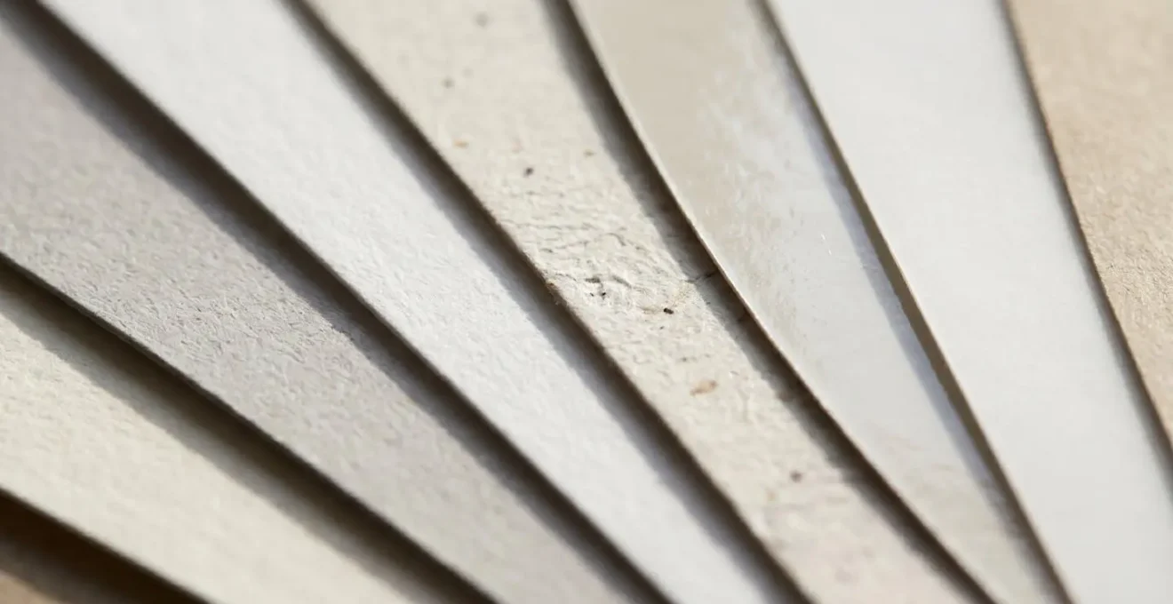 Échantillons de différents types de papiers d'impression montrant les variations de textures et finitions