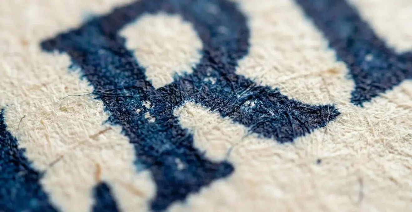 Vue macro d'une surface imprimée montrant la texture et les variations subtiles d'encre sur papier