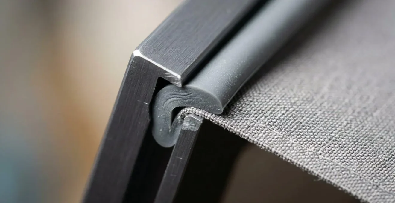 Vue macro détaillée d'un système de jonc silicone sur cadre aluminium de totem