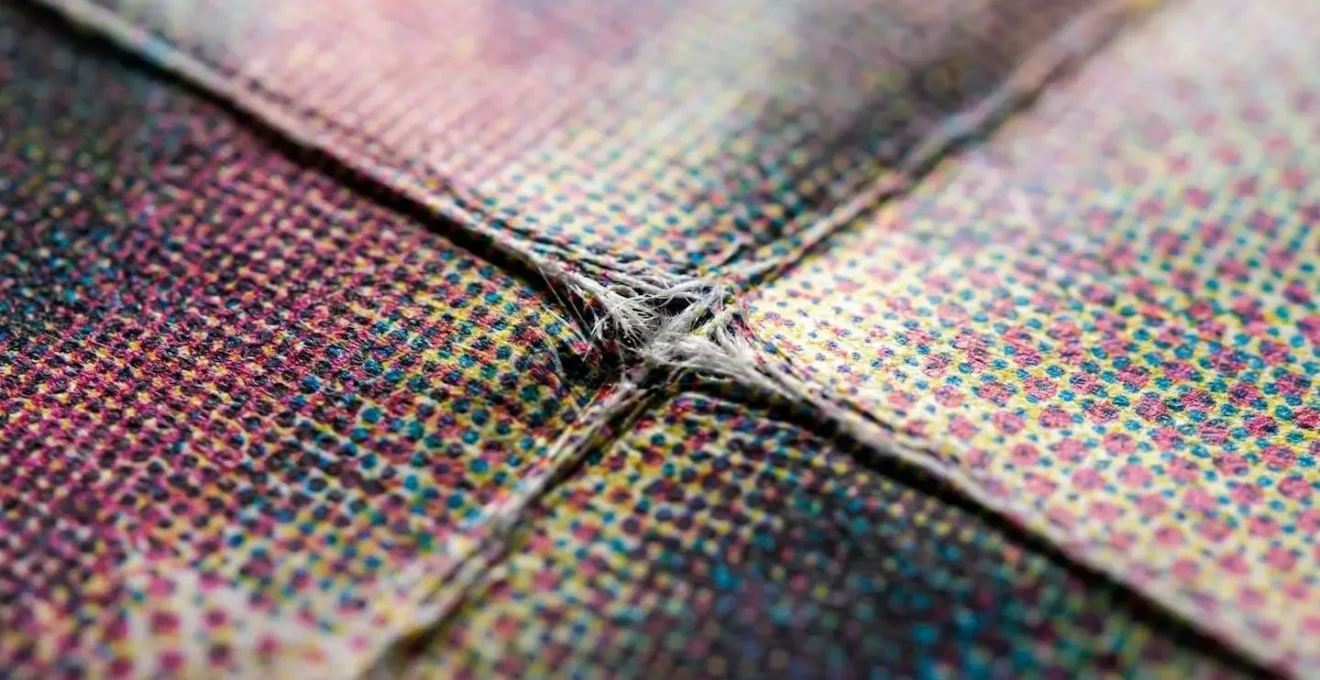 Vue macro détaillée de la texture et du pli d'un papier imprimé