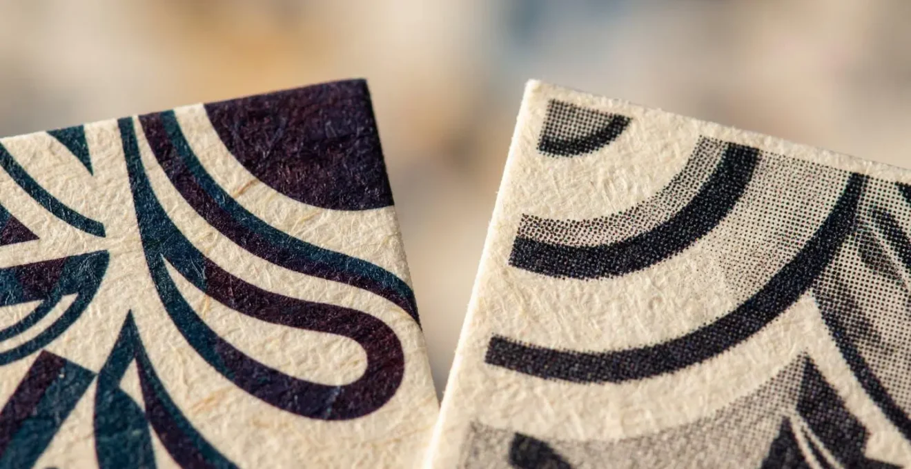 Comparaison microscopique entre impression vectorielle et bitmap sur papier premium