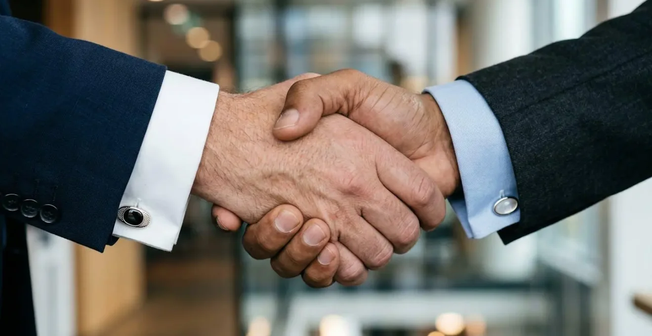 Poignée de main professionnelle dans un bureau moderne symbolisant un accord commercial